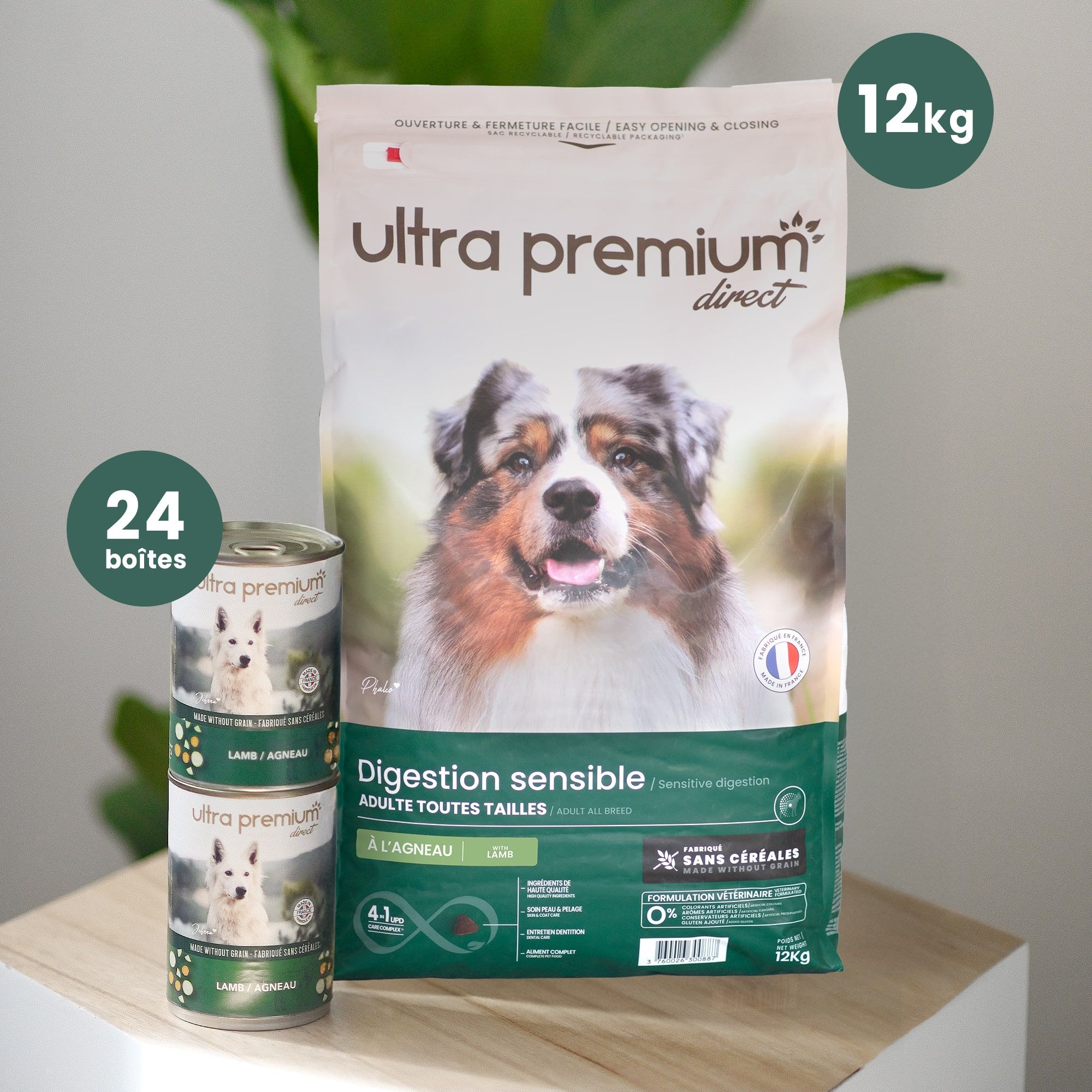 Pack bi-nutrition composé d'un sac de 12 kg de croquettes sans céréales pour chien digestion sensible, et de 24 boîtes de pâtée à l'agneau, en intérieur