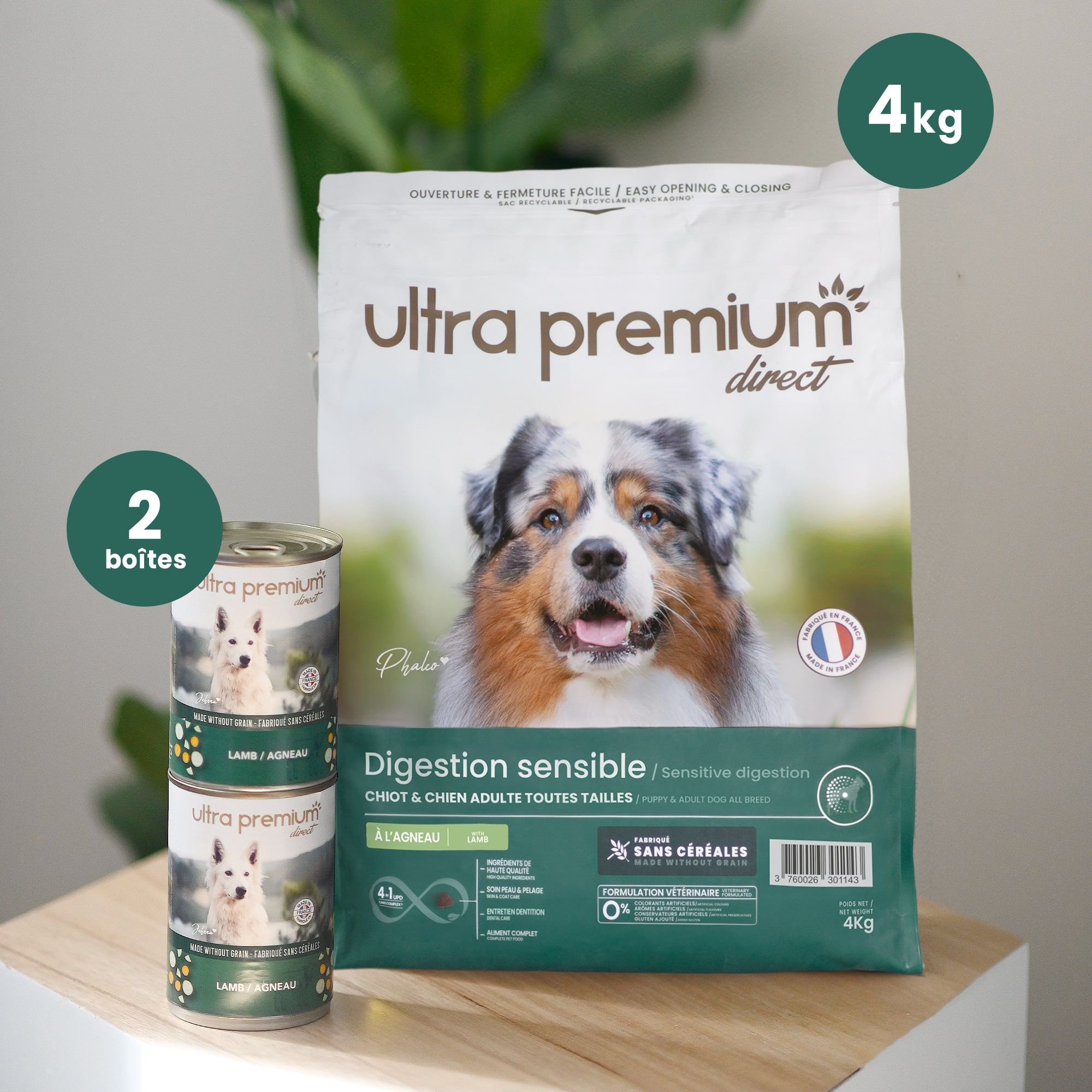 Pack bi-nutrition composé d'un sac de 4 kg de croquettes sans céréales pour chien digestion sensible, et de 2 boîtes de pâtée à l'agneau, en intérieur