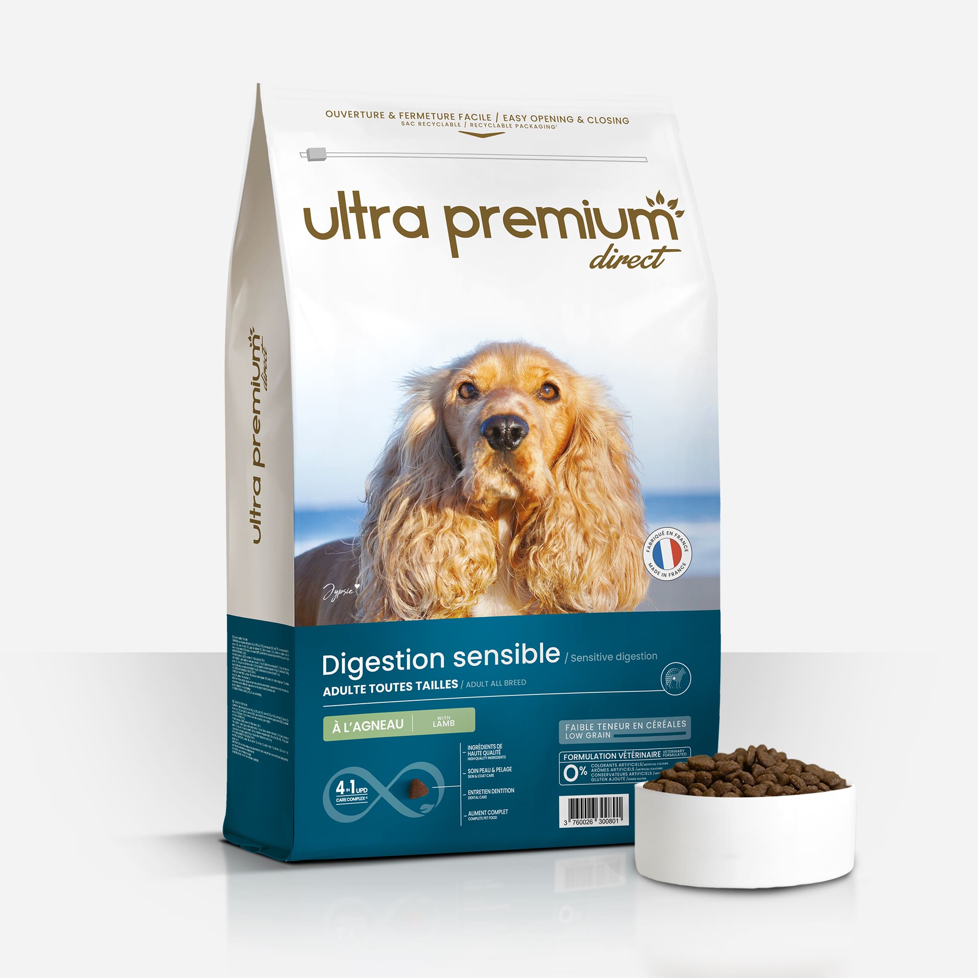 Super Premium lam en Brokken voor volwassen hond van alle groottes in een zak van 12 kg op een witte achtergrond