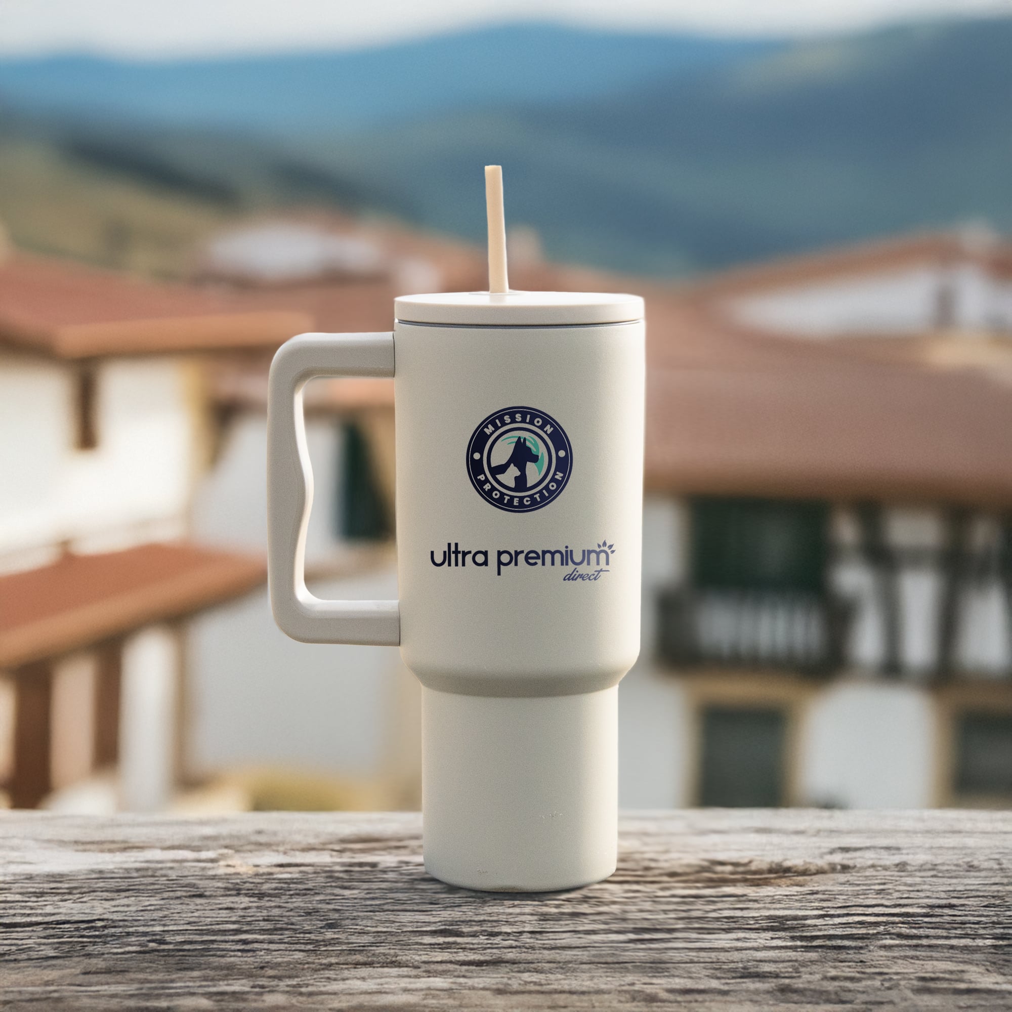 Mug réutilisable avec paille Mission protection Pays Basque sur un fond de maisons basques 
