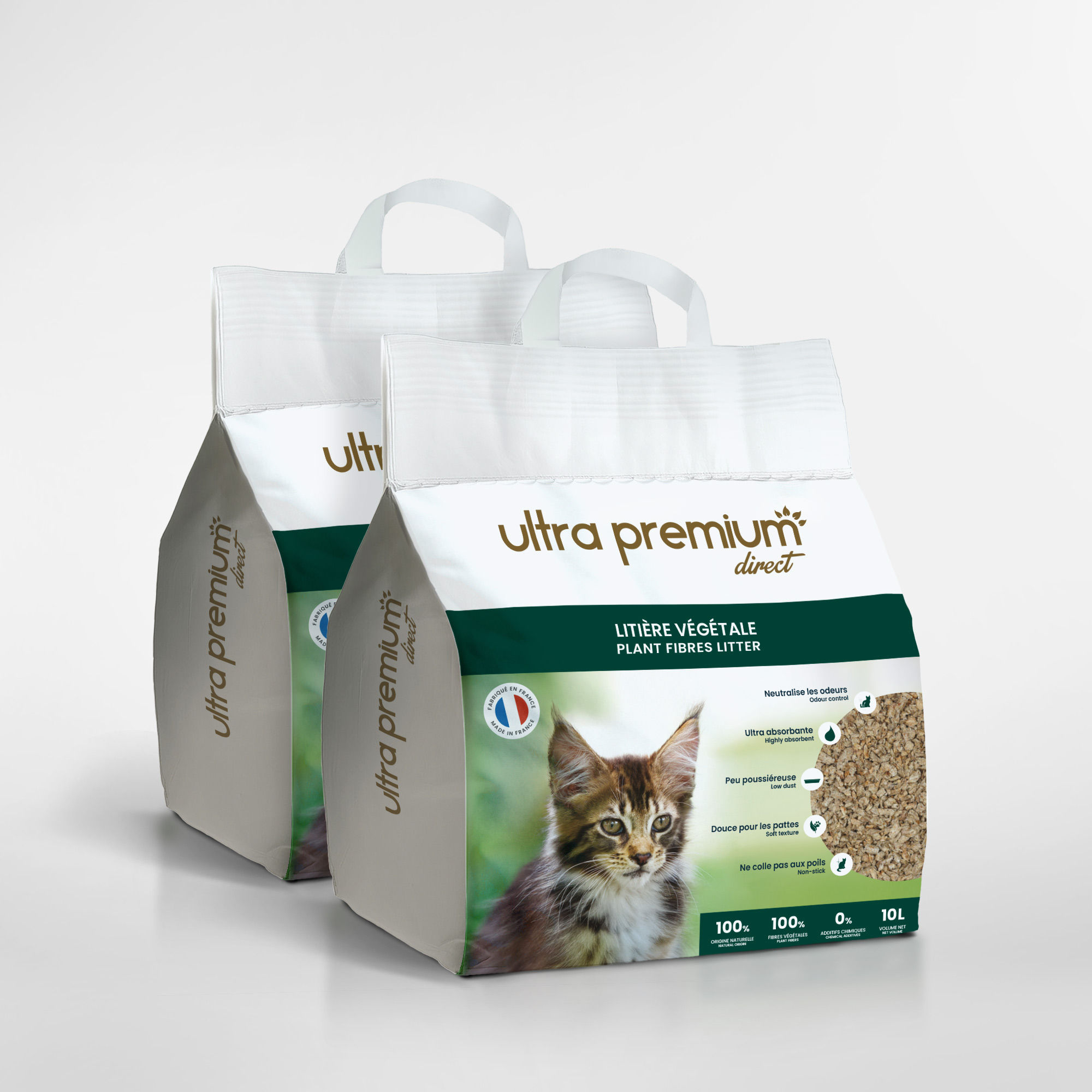 2 sacs de 10L de litière végétale pour chat, sur fond blanc