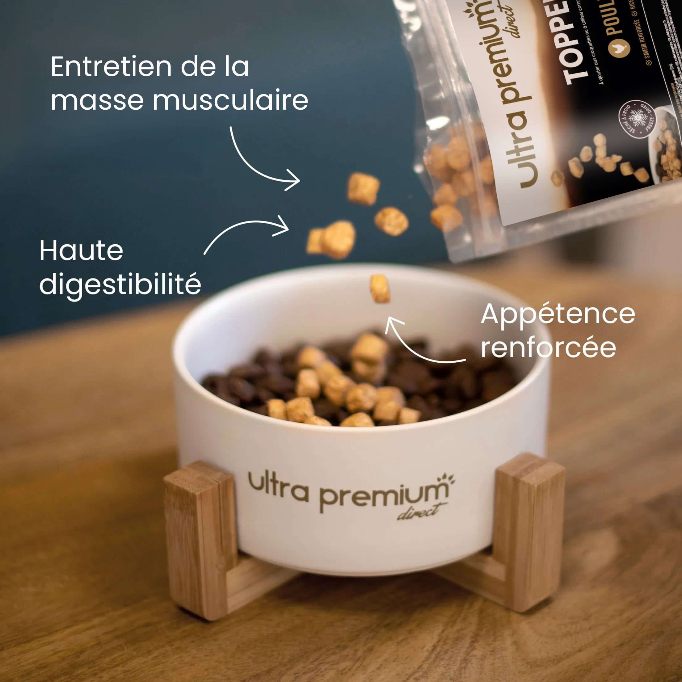 Topper Freeze Dried de poulet cru séché à froid versé dans une gamelle de croquettes, et mise en avant des bienfaits du topper
