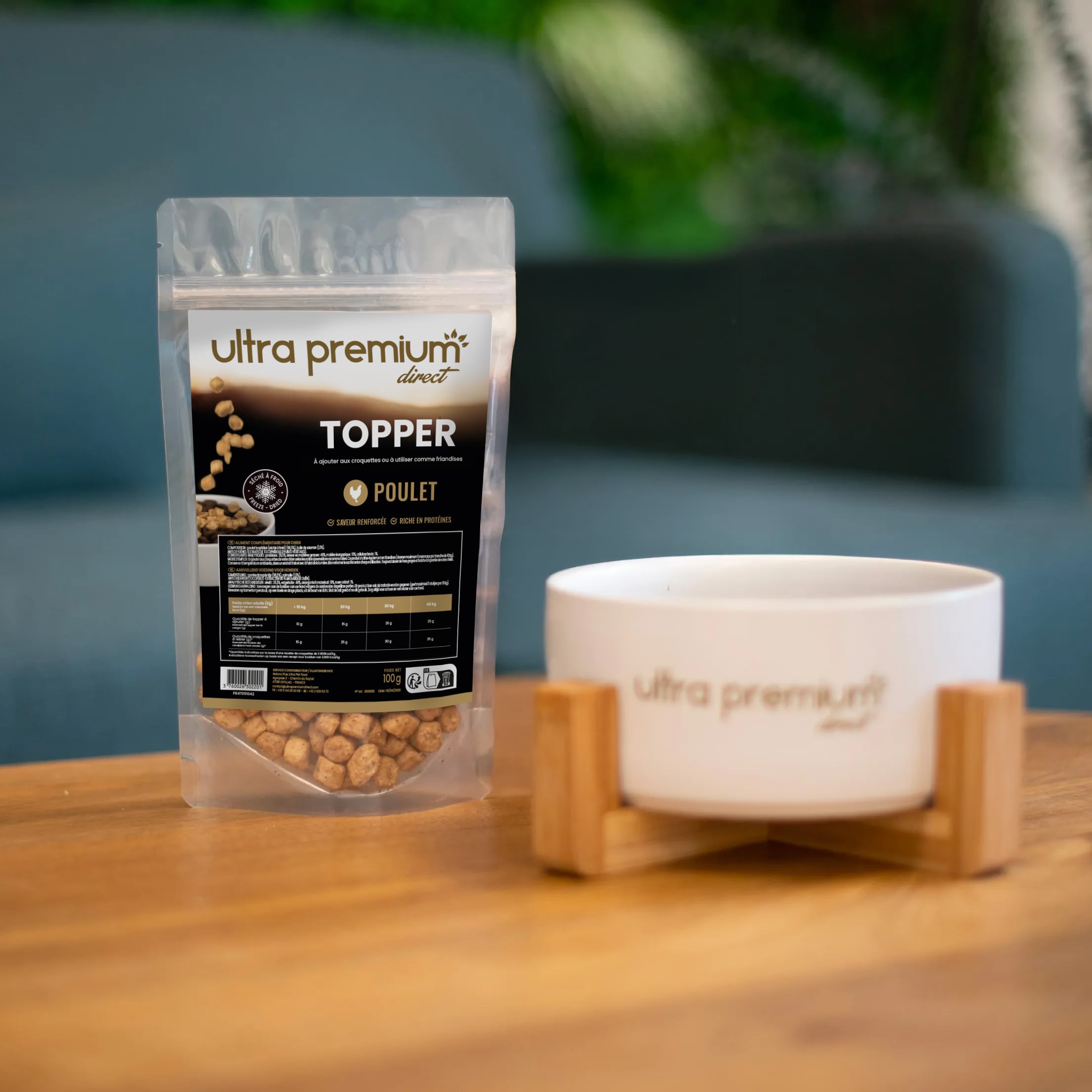 Gamelle de croquettes et sachets de topper Freeze Dried de poulet cru séché à froid