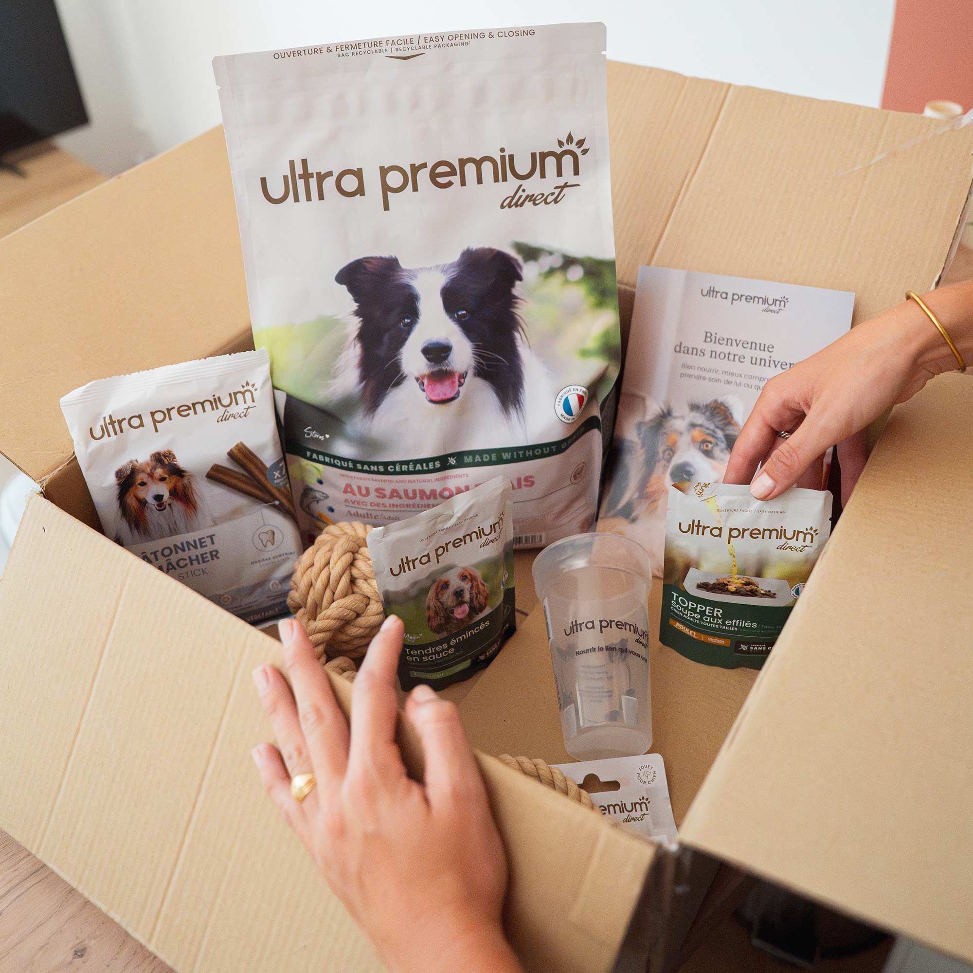 Unboxing du kit de découverte contenant la recette de croquettes sans céréales pour chien adulte au saumon frais