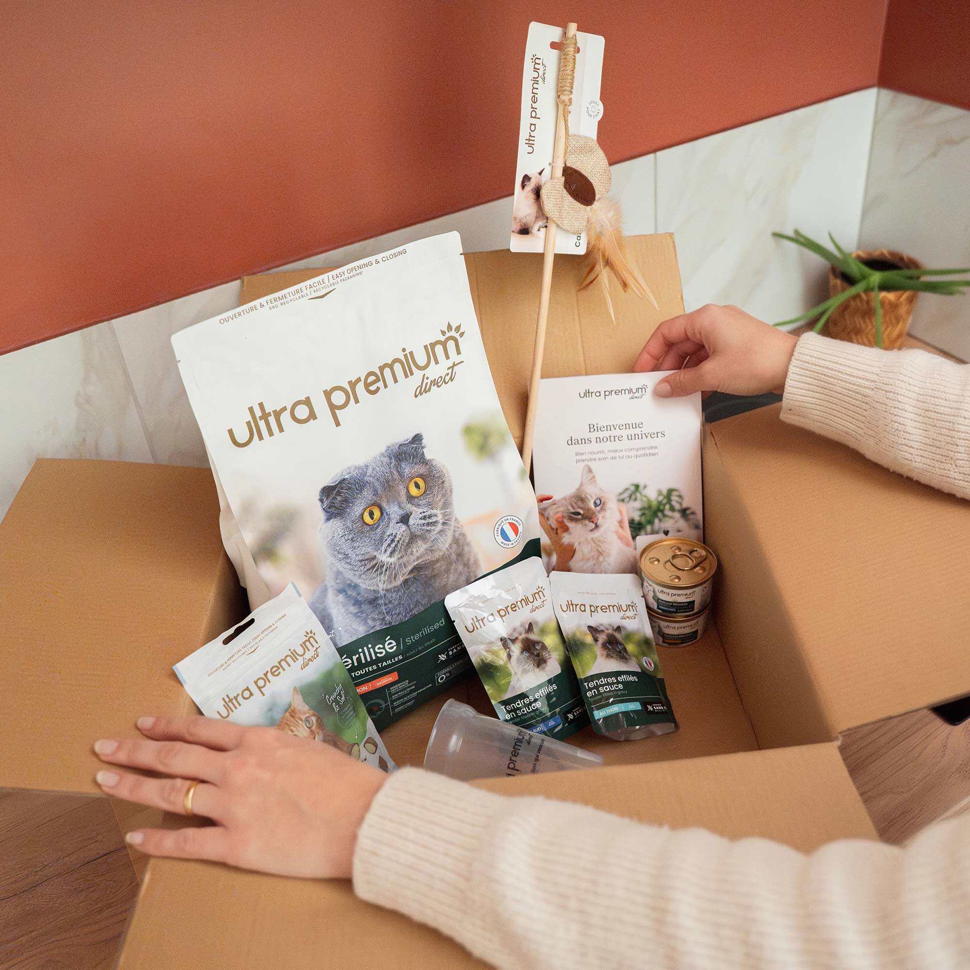 Unboxing du Kit de découverte contenant la recette de croquettes pour chat au Saumon - Sans Céréales