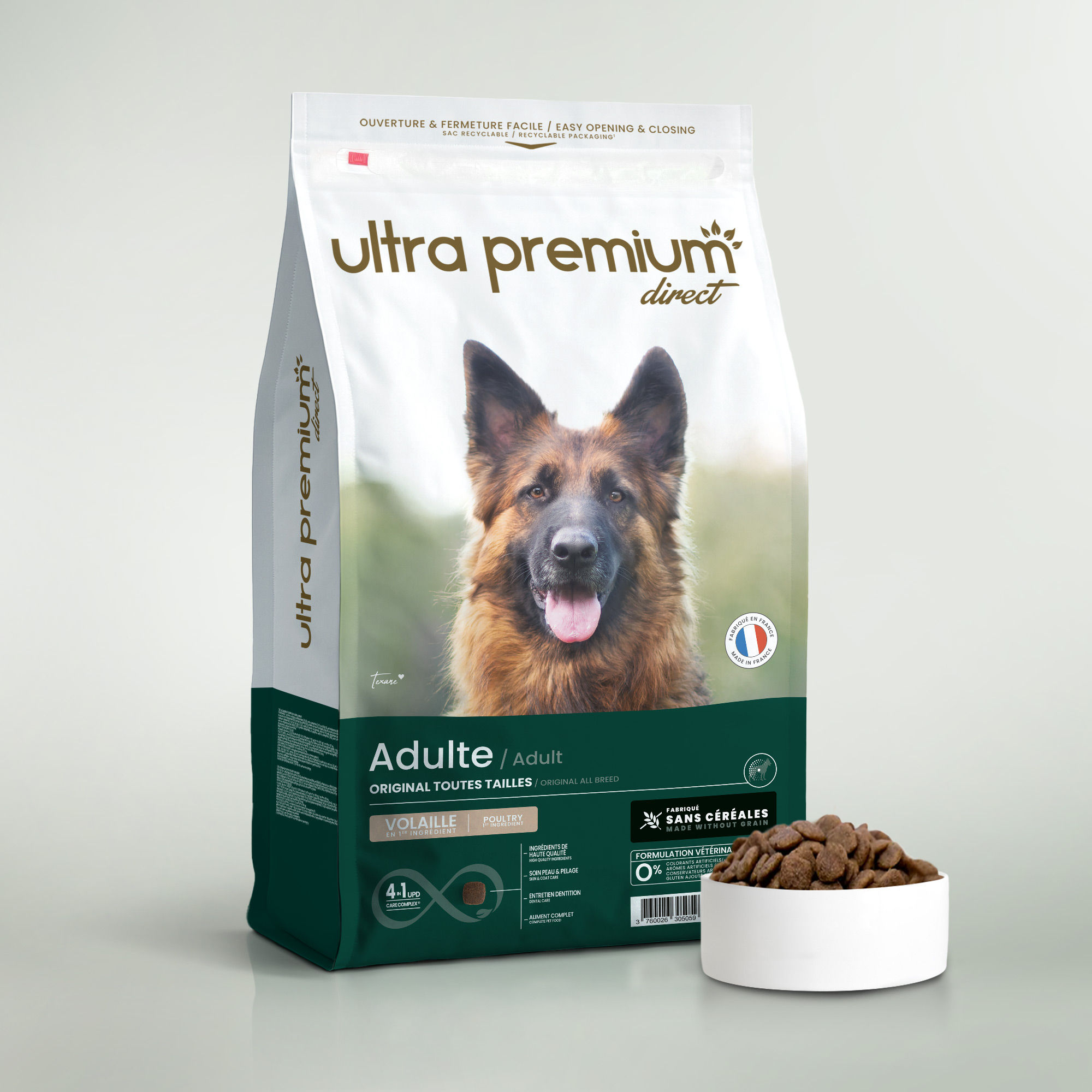 Croquettes sans céréales pour chien adulte de toutes tailles en sac de 12 kg sur fond blanc