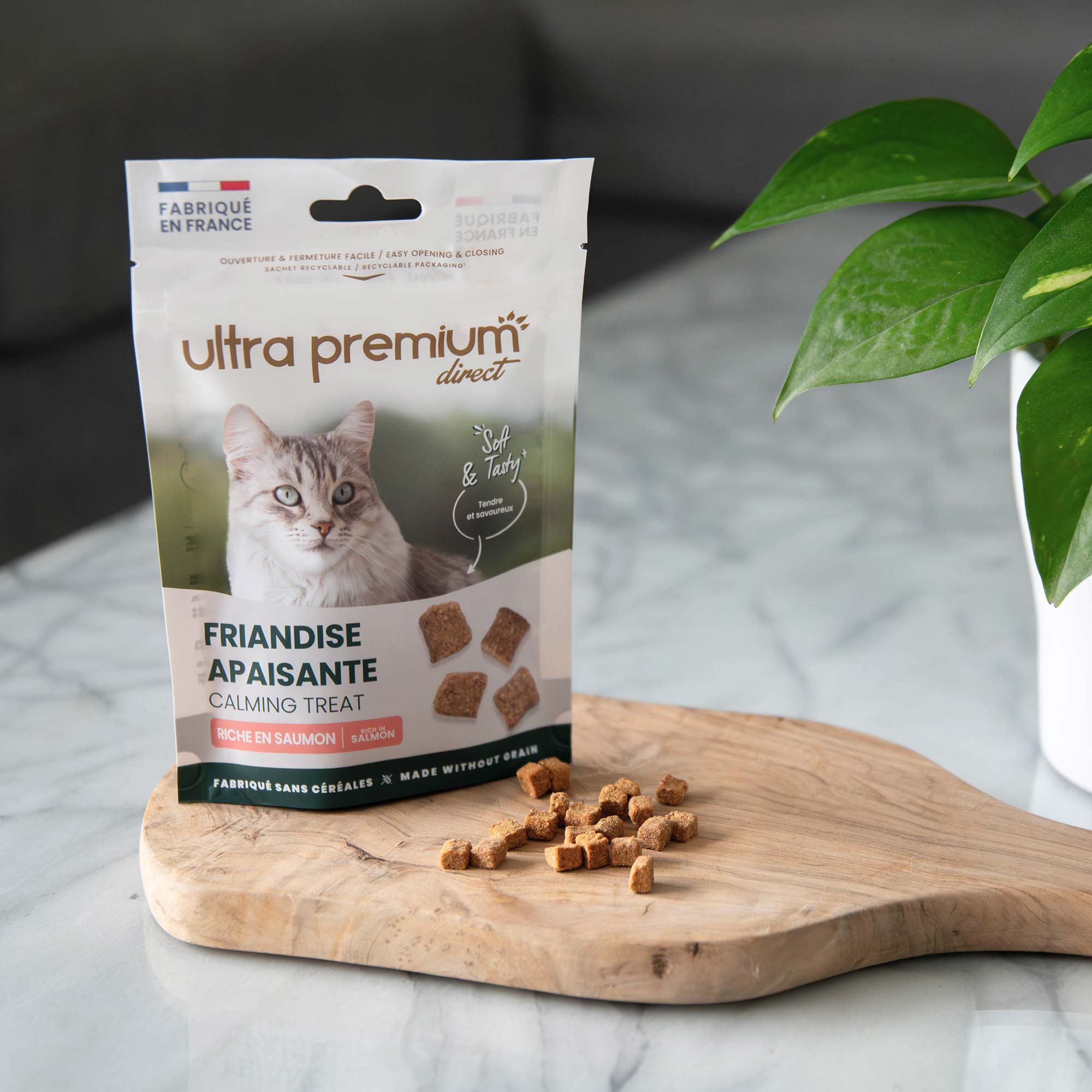 Friandises apaisantes, issues du kit, sur une planche en bois