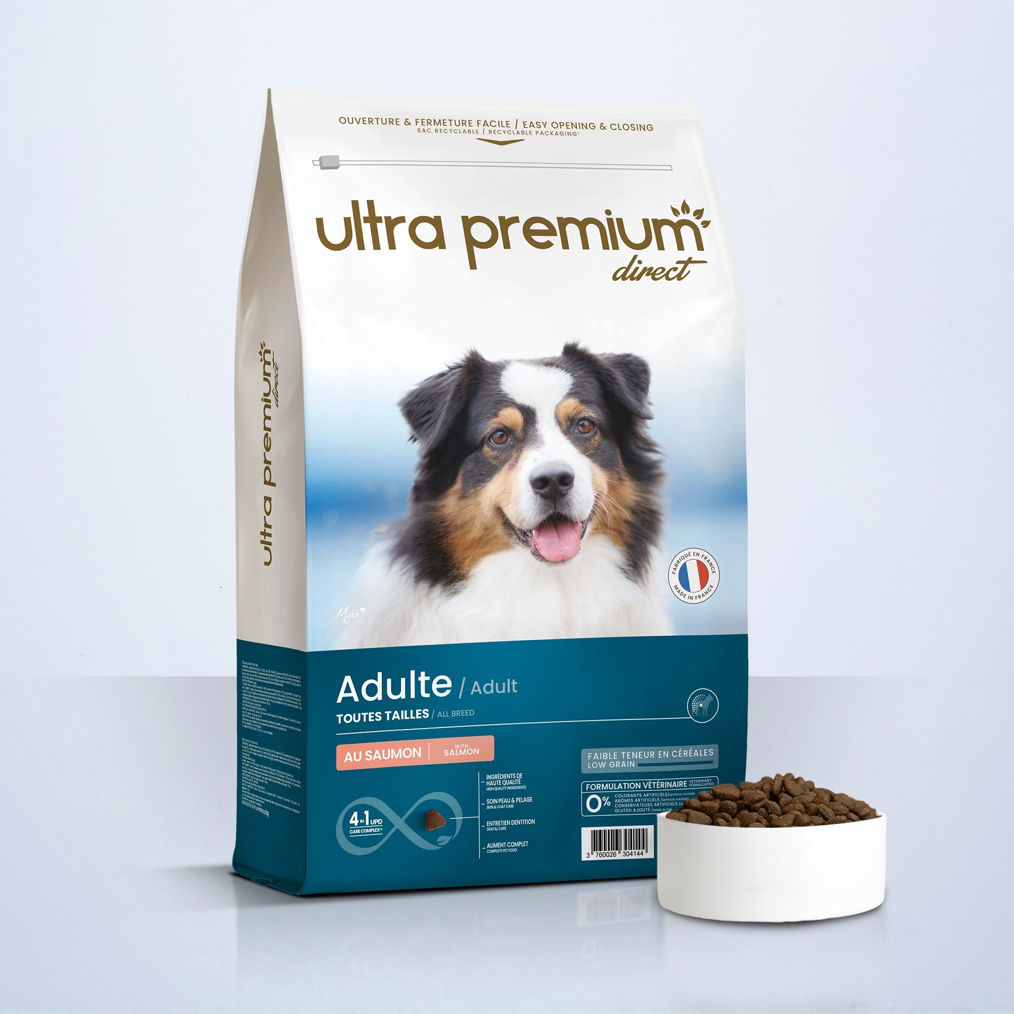 Super Premium zalm- en Brokken voor volwassen hond van alle groottes in een zak van 12 kg op een lichtblauwe achtergrond