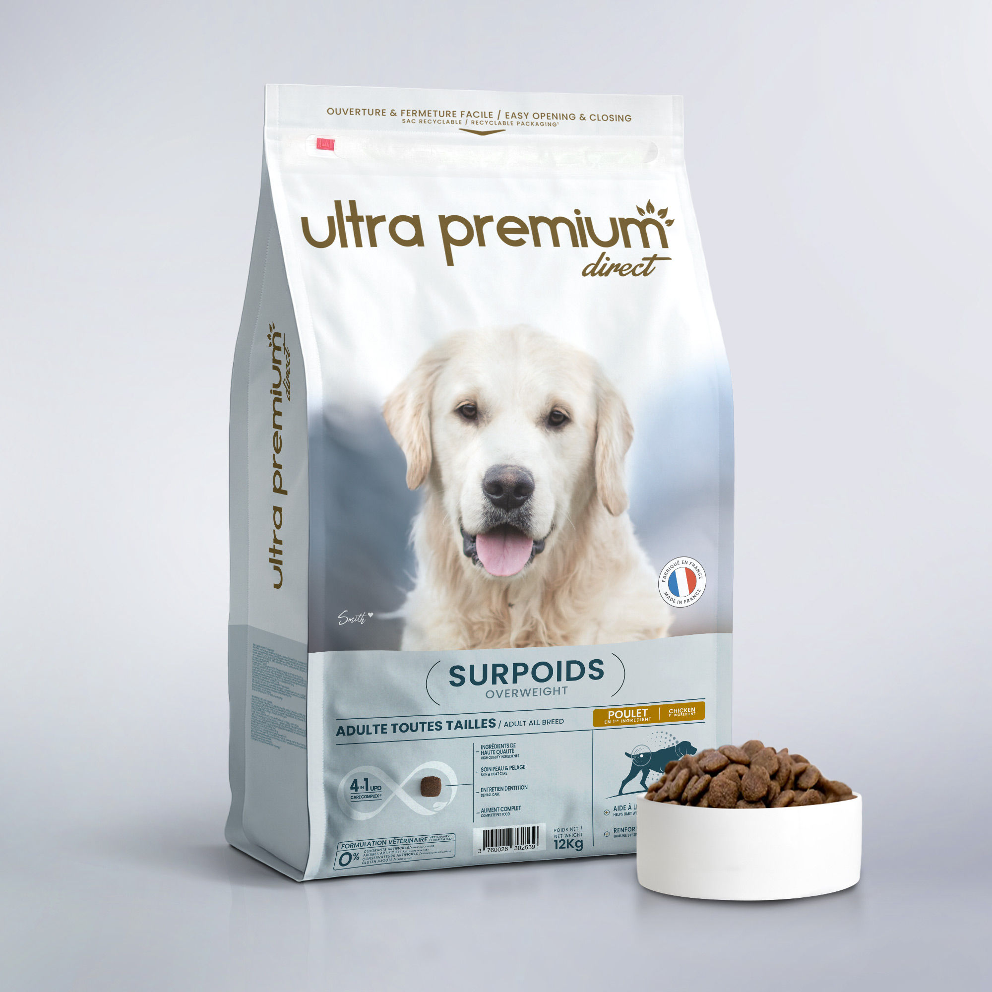Brokken voor gesteriliseerd / overgewicht volwassen hond van alle groottes in een zak van 12 kg op een witte achtergrond
