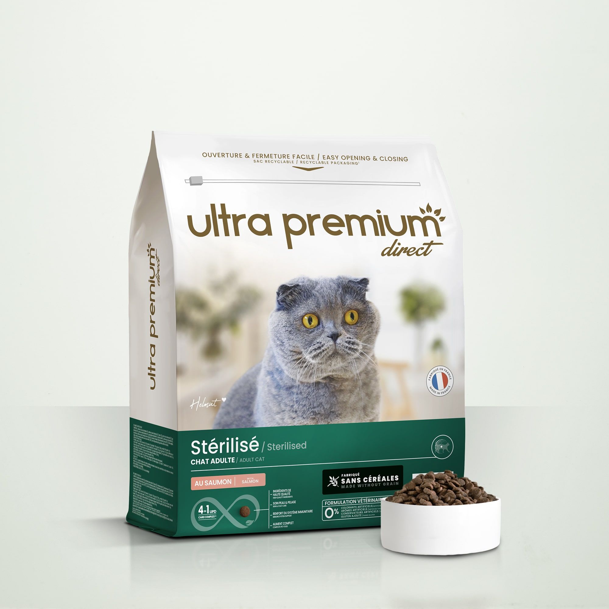 Graanvrije brokken met zalmsmaak voor gesteriliseerde volwassen katten in een zak van 7 kg op een lichtgroene achtergrond