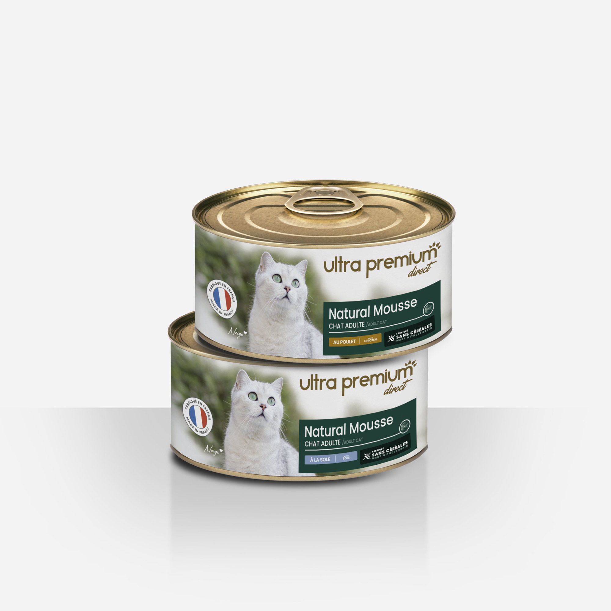 2 smaken graanvrije mousse voor volwassen kat met tong & kip op een witte achtergrond