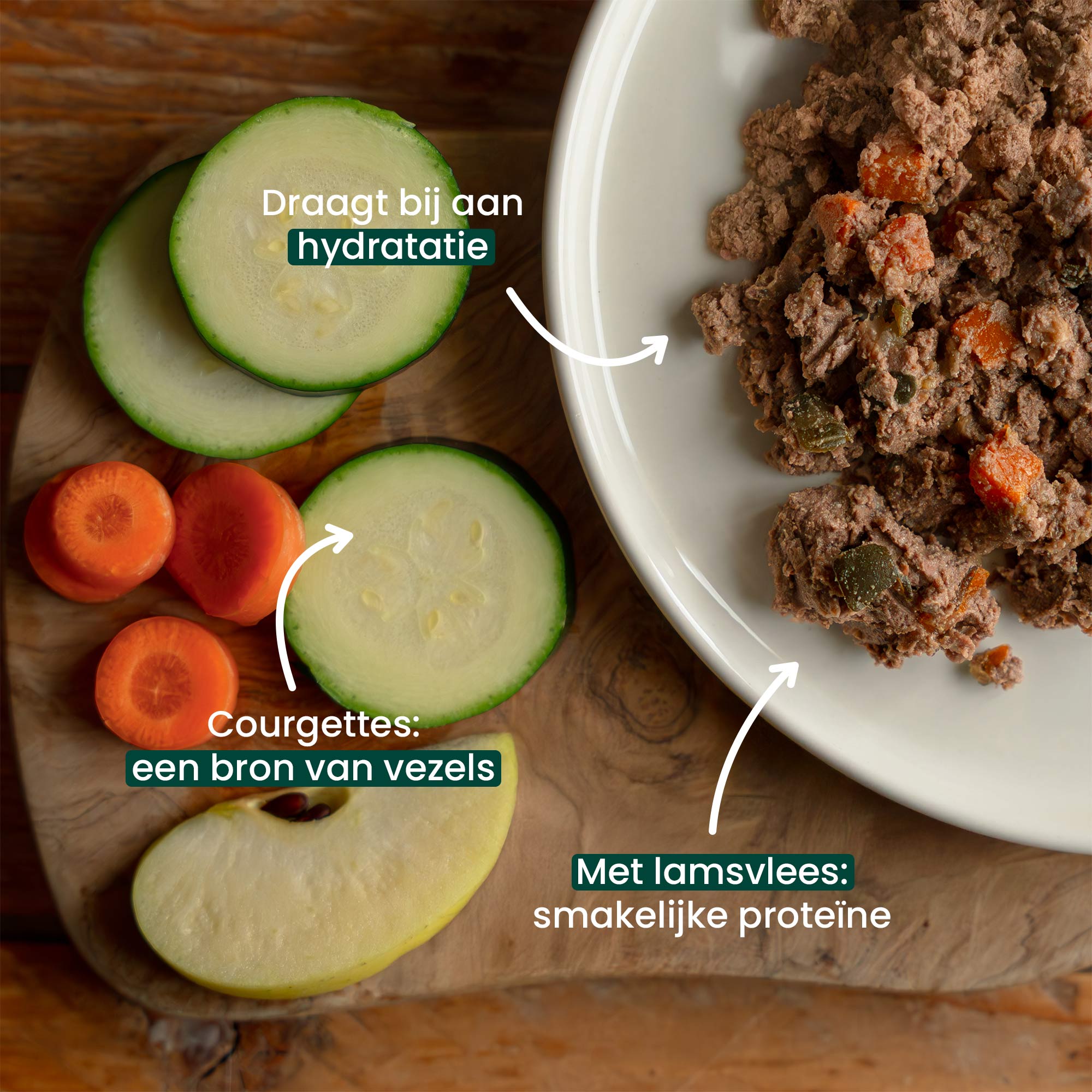 Graanvrij hondenvoer met lamsvlees op een bord met plakjes wortel en courgette op de voorgrond