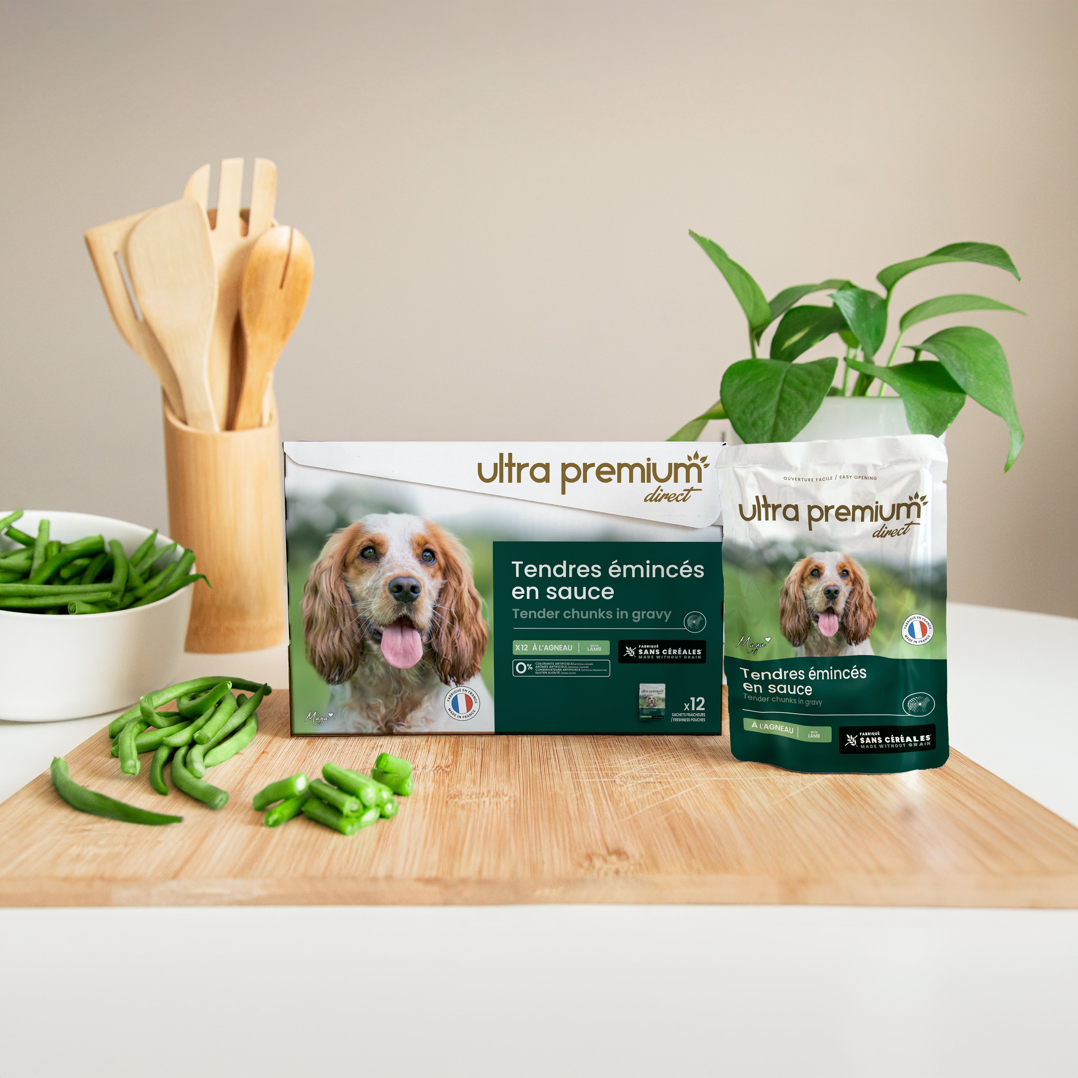 Malse plakjes in saus voor honden op een bord - Lam & sperziebonen