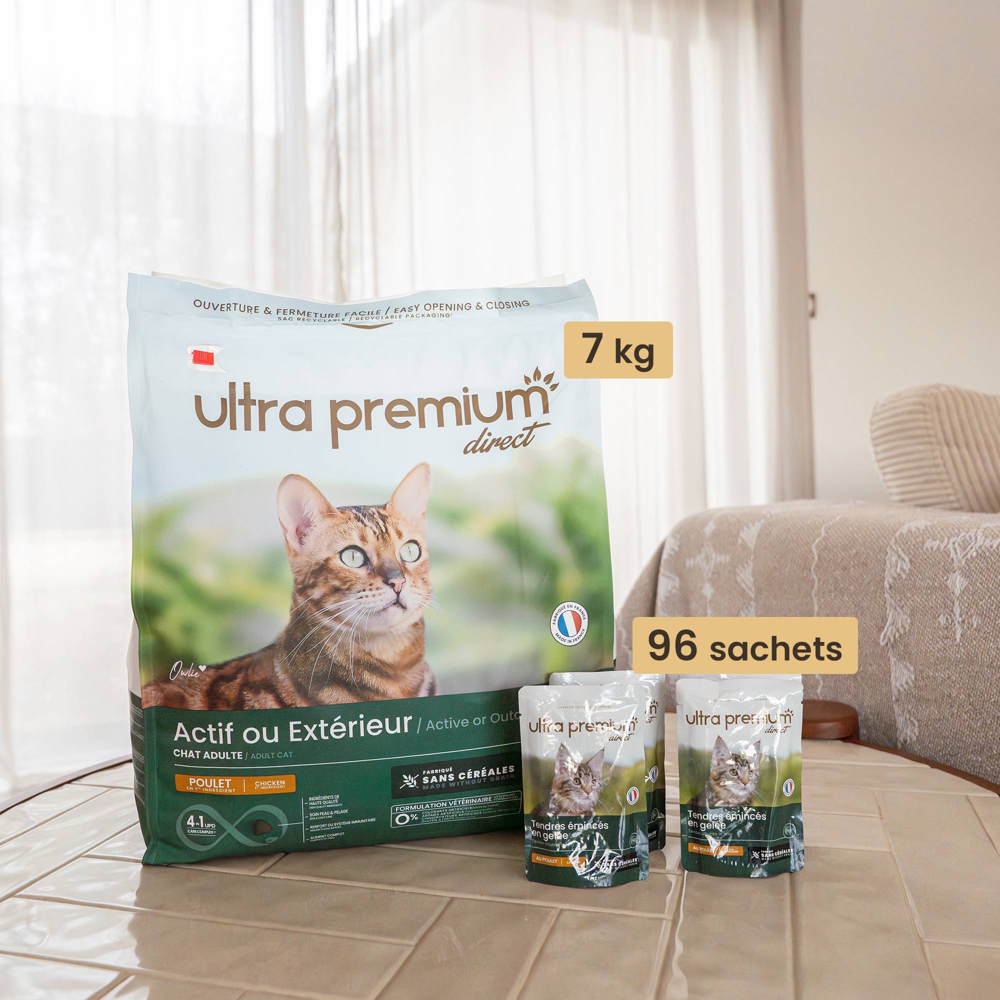 Dubbel voeding bestaande uit een zak graanvrije brokken van 7 kg voor actieve of volwassen kat en 96 stuks graanvrije kippengelei, op een lichtgroene ondergrond