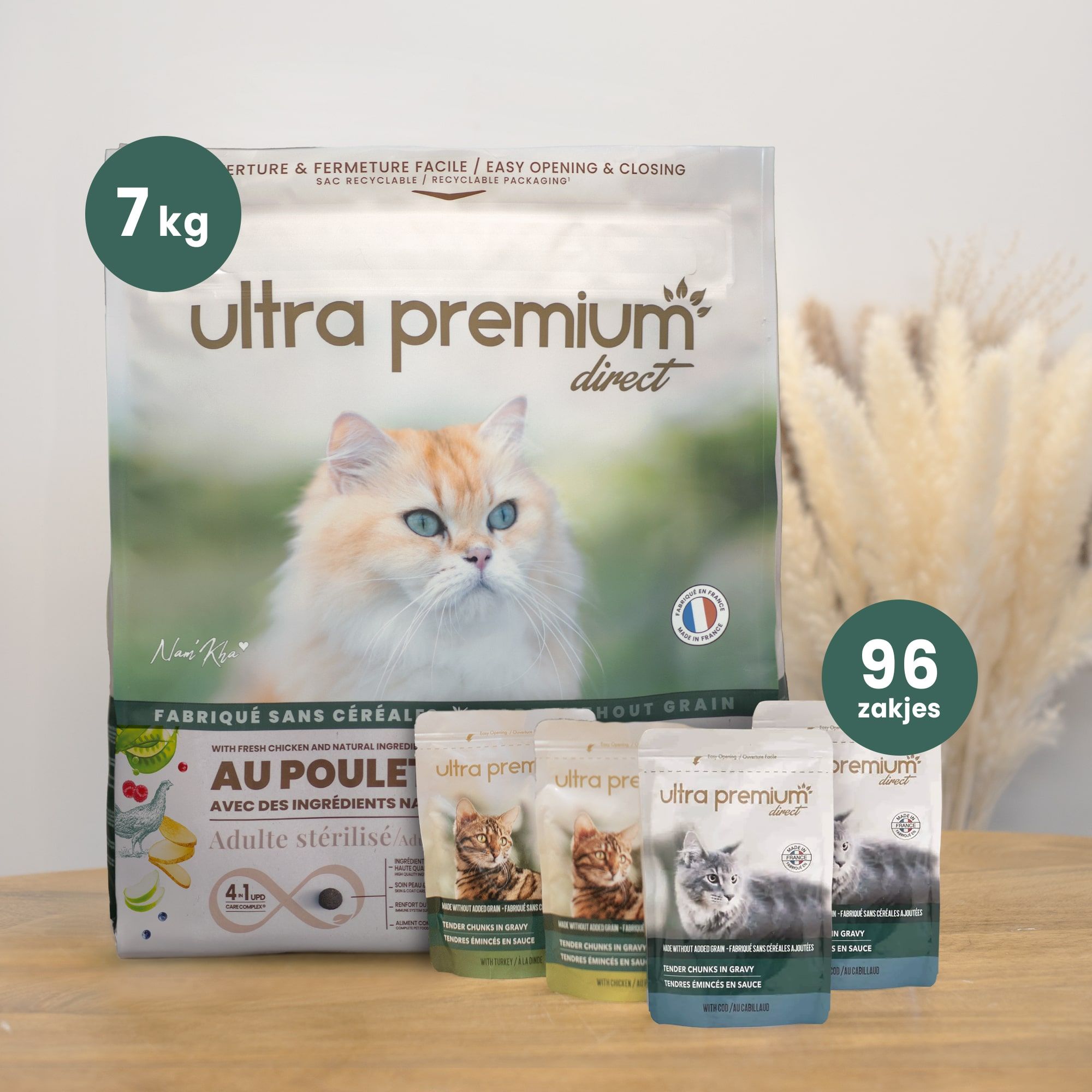 PTwee-voedingspakket bestaande uit een zak graanvrije verse kipkroketten voor gesteriliseerde katten, op een lichtgroene achtergrond, en 96 vershoudzakjes