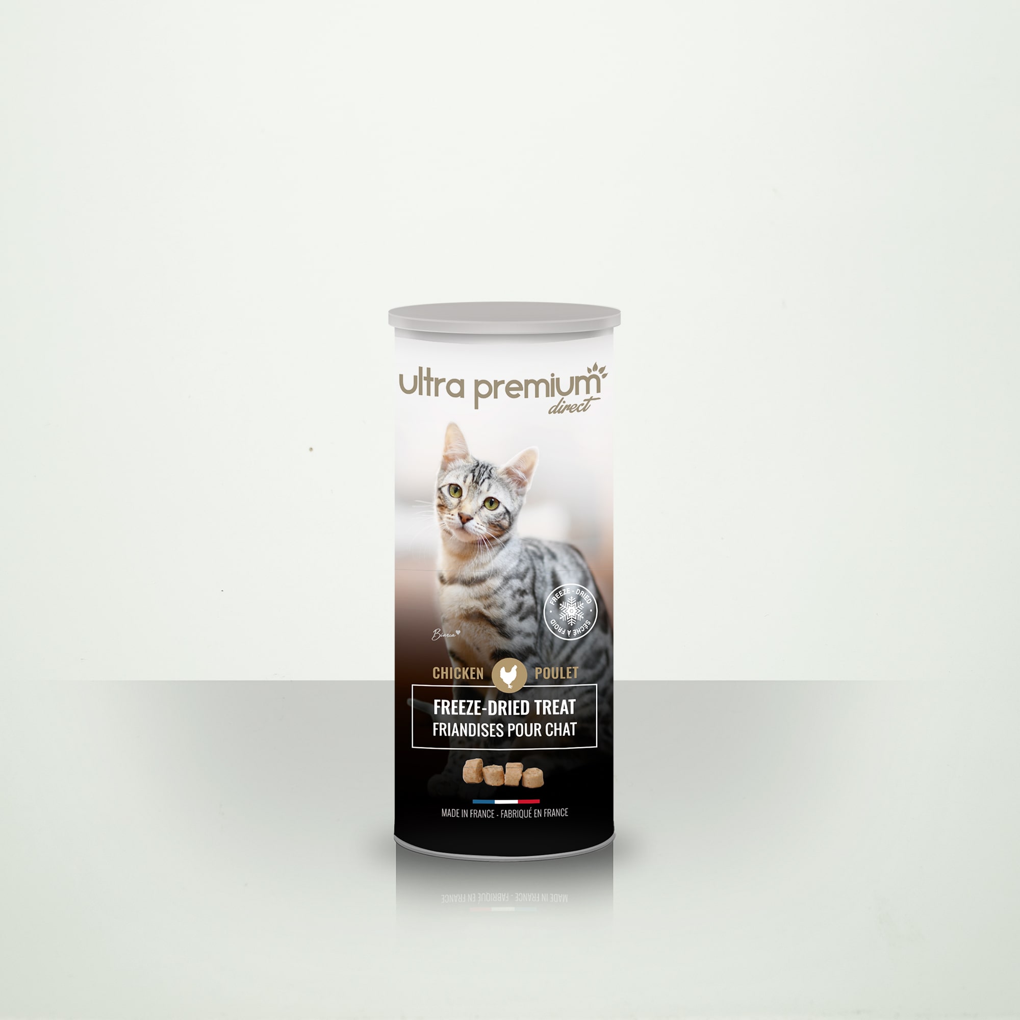 Bevriezen gedroogde kip kat Treats, op witte achtergrond