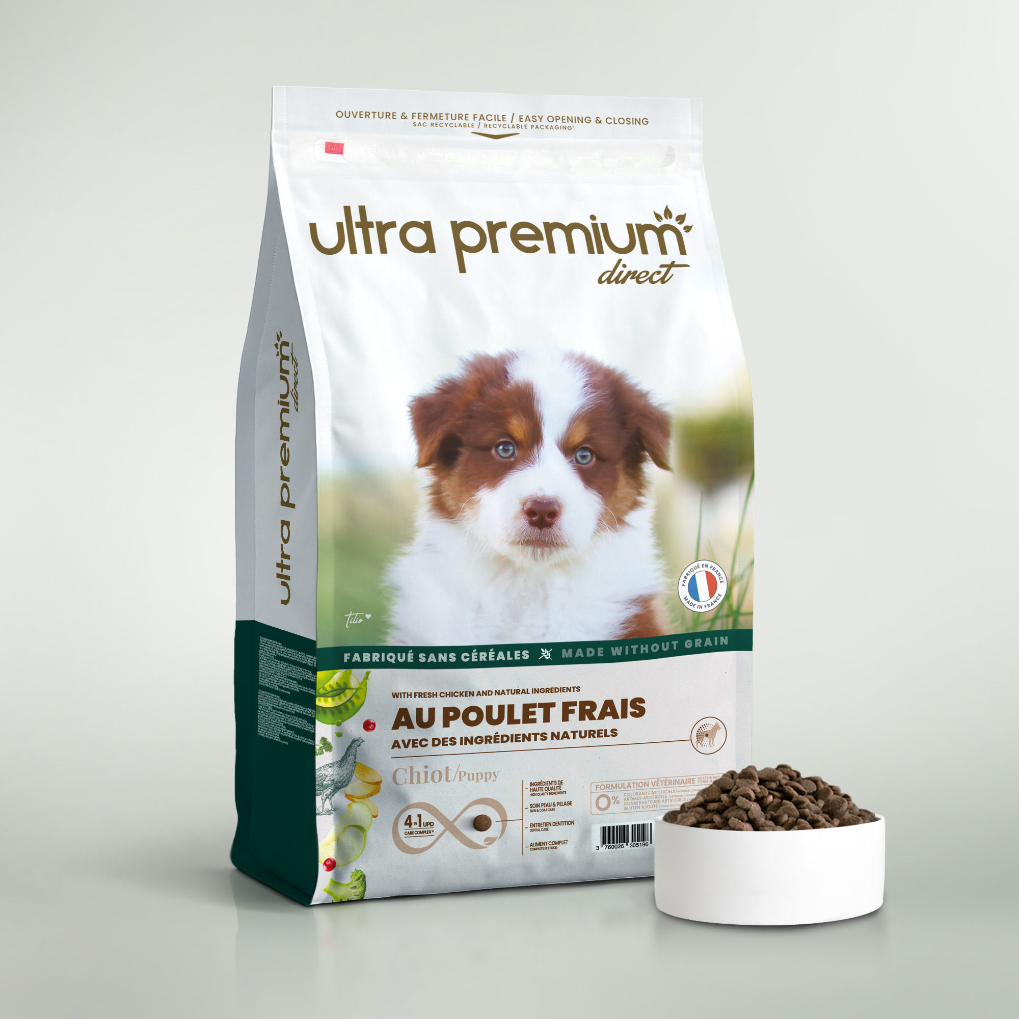 Graanvrije Brokken met verse kip voor puppy's van alle groottes in een zak van 12 kg op witte achtergrond