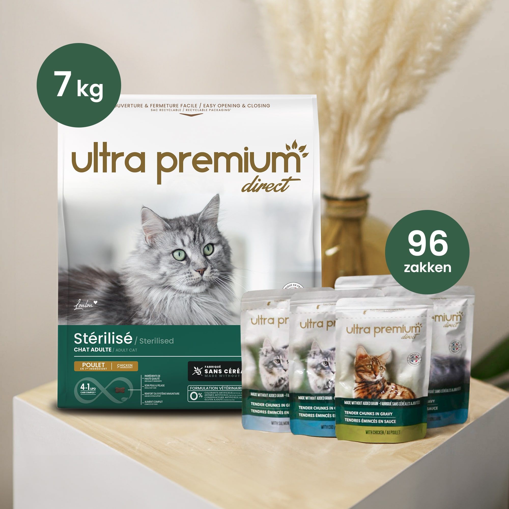 Dubbel voeding bestaande uit een zak van 7 kg graanvrije brokken voor gesteriliseerd volwassen kat, 96 plakjes in graanvrije saus voor kat waarvan 48 zalm & kabeljauw smaak en 48 kip & kalkoen smaak, op een lichtgroene achtergrond