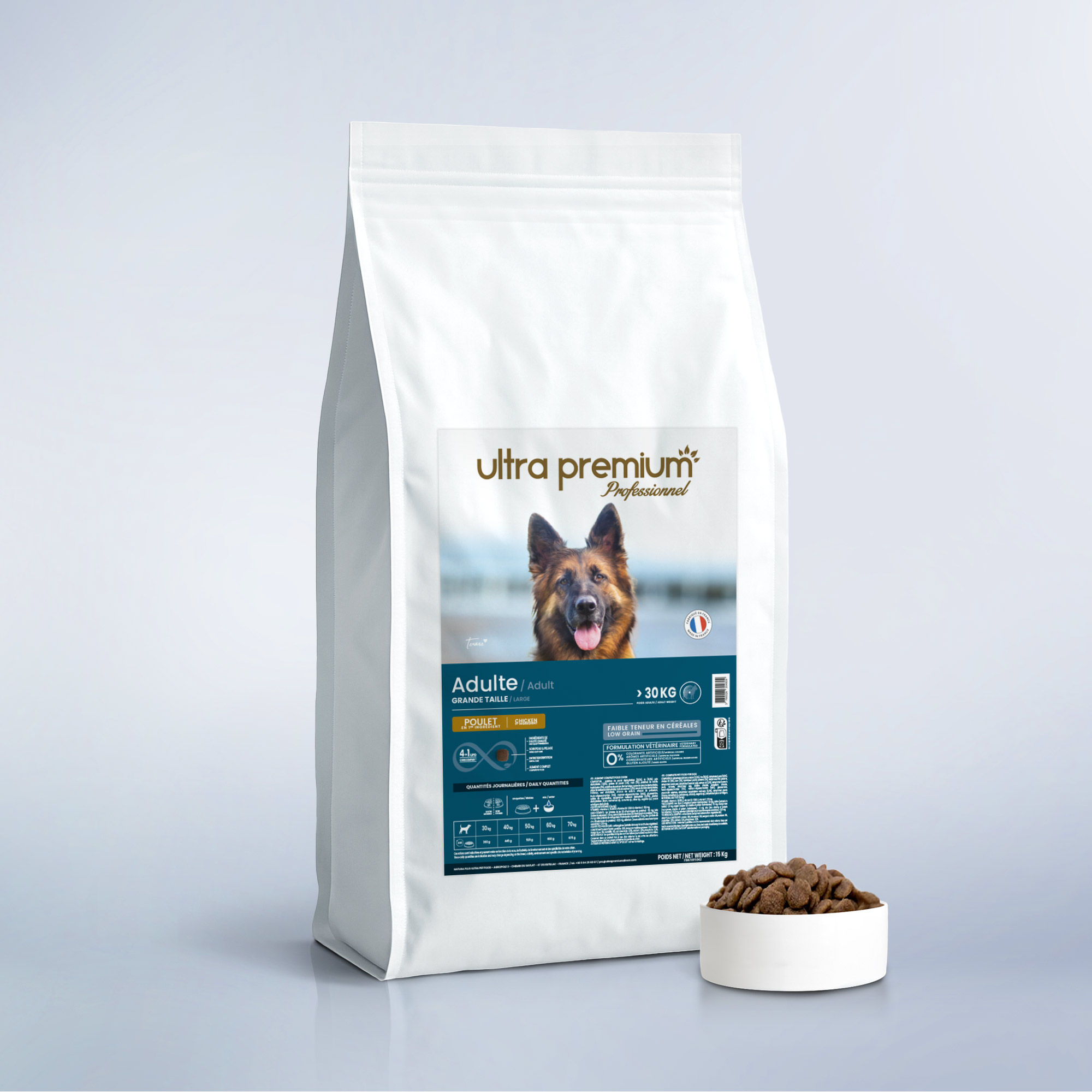 Croquettes Super Premium pour chien adulte de grande taille en sac de 12 kg sur fond bleu clair