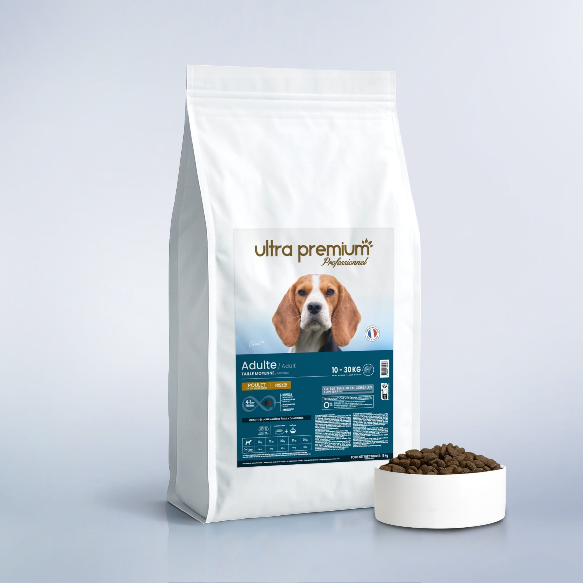 Croquettes Super Premium pour chien adulte de taille moyenne en sac de 12 kg sur fond bleu clair