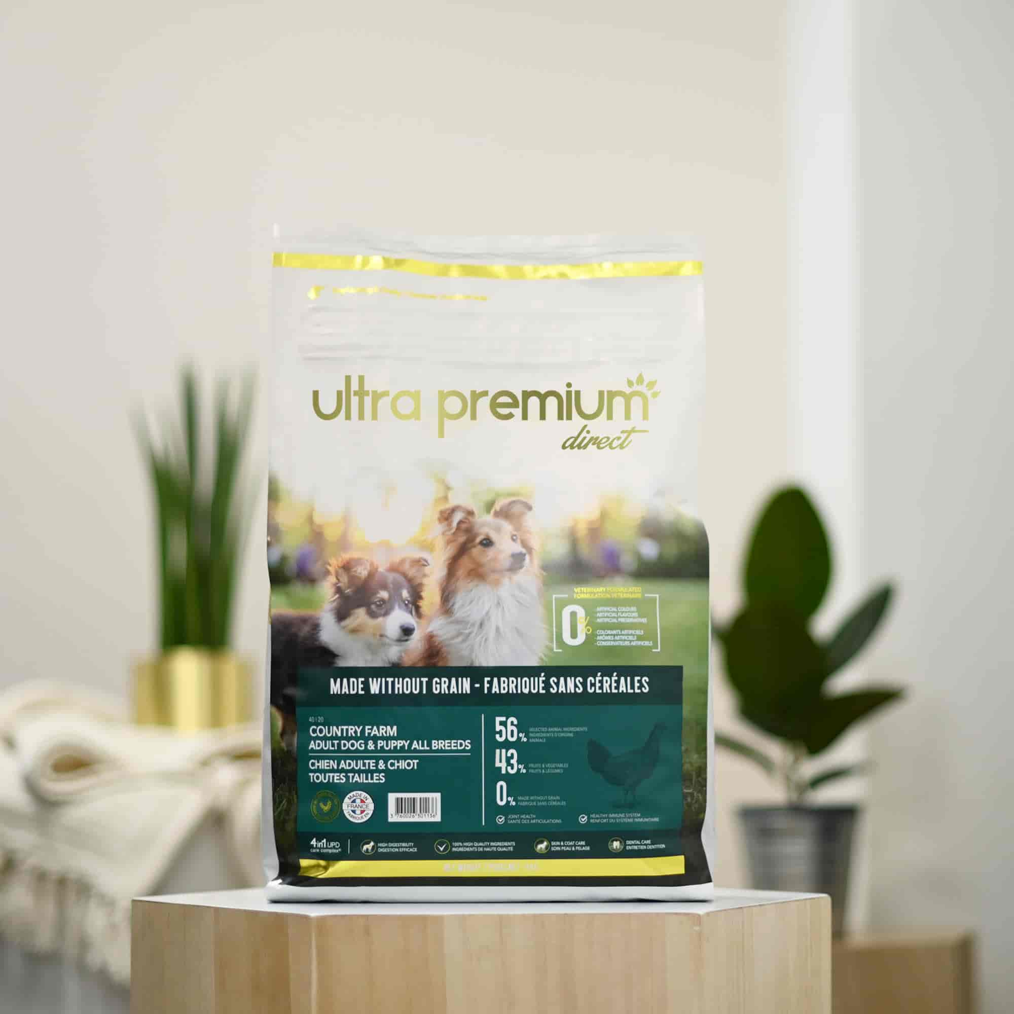 Sac de 12 kg de croquettes sans céréales Country Farm en intérieur