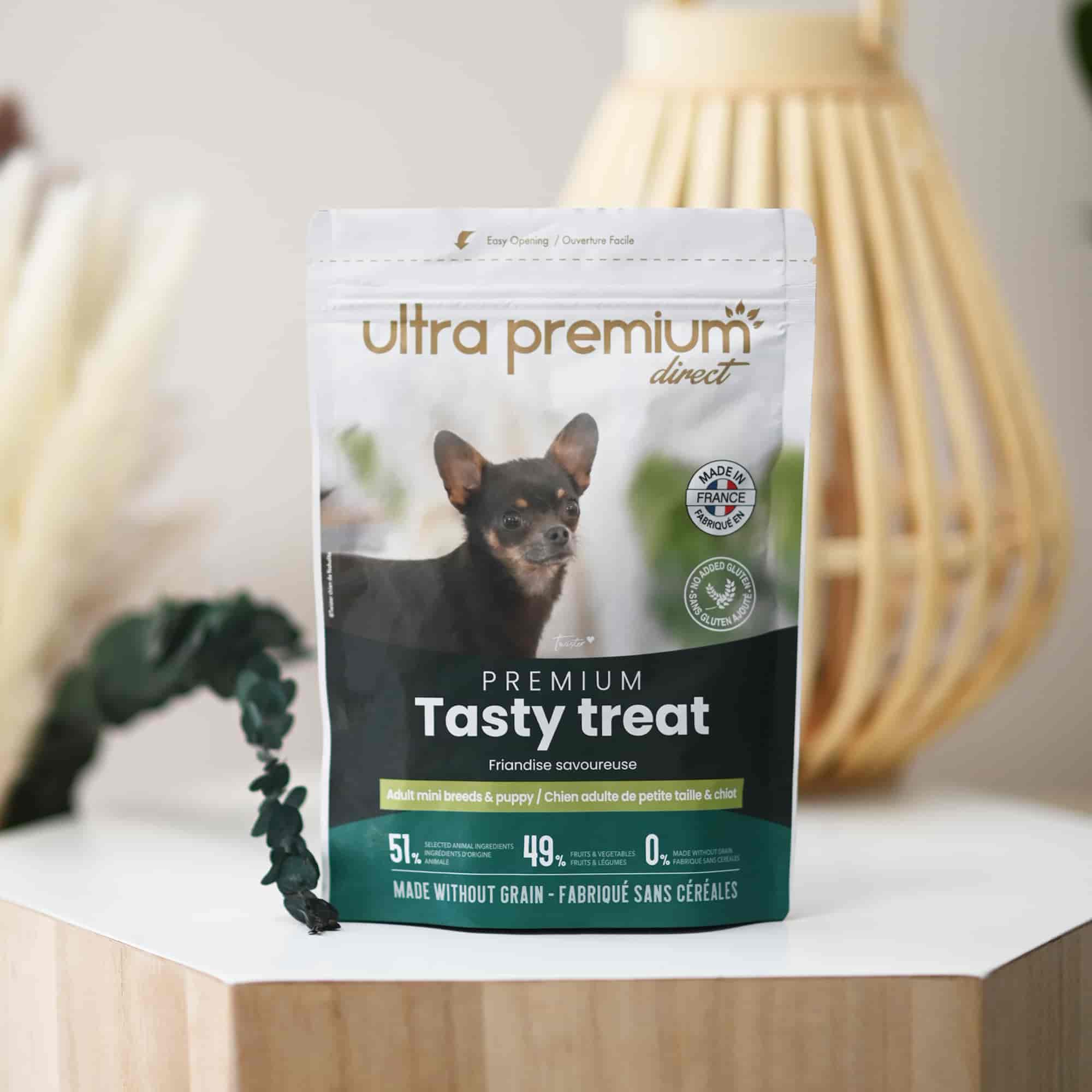 Sachet de friandises savoureuses sans céréales pour chiot et petit chien, posé sur une table en intérieur