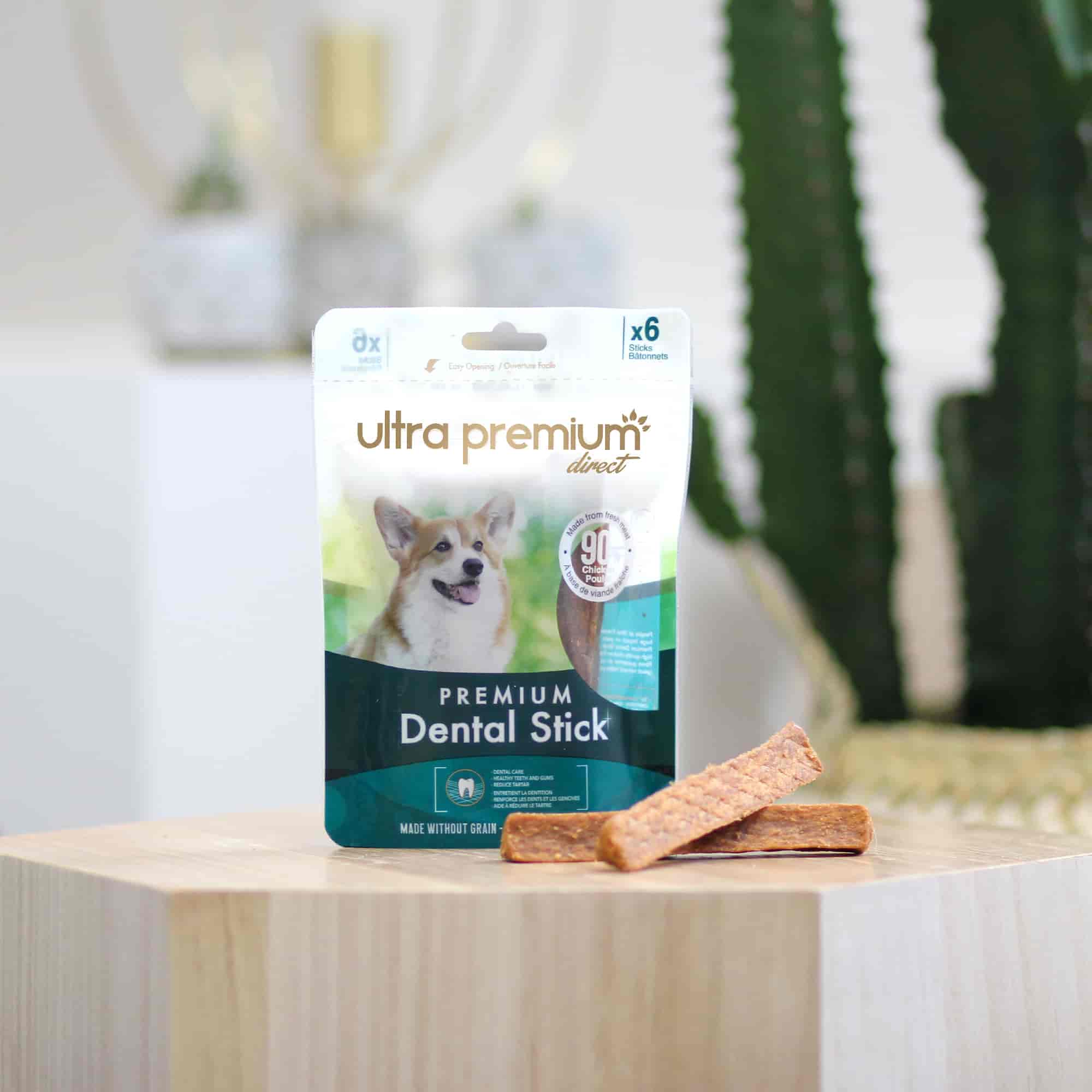 Sachet avec 2 Premium Dental Stick au poulet pour chien, posé sur une table en intérieur
