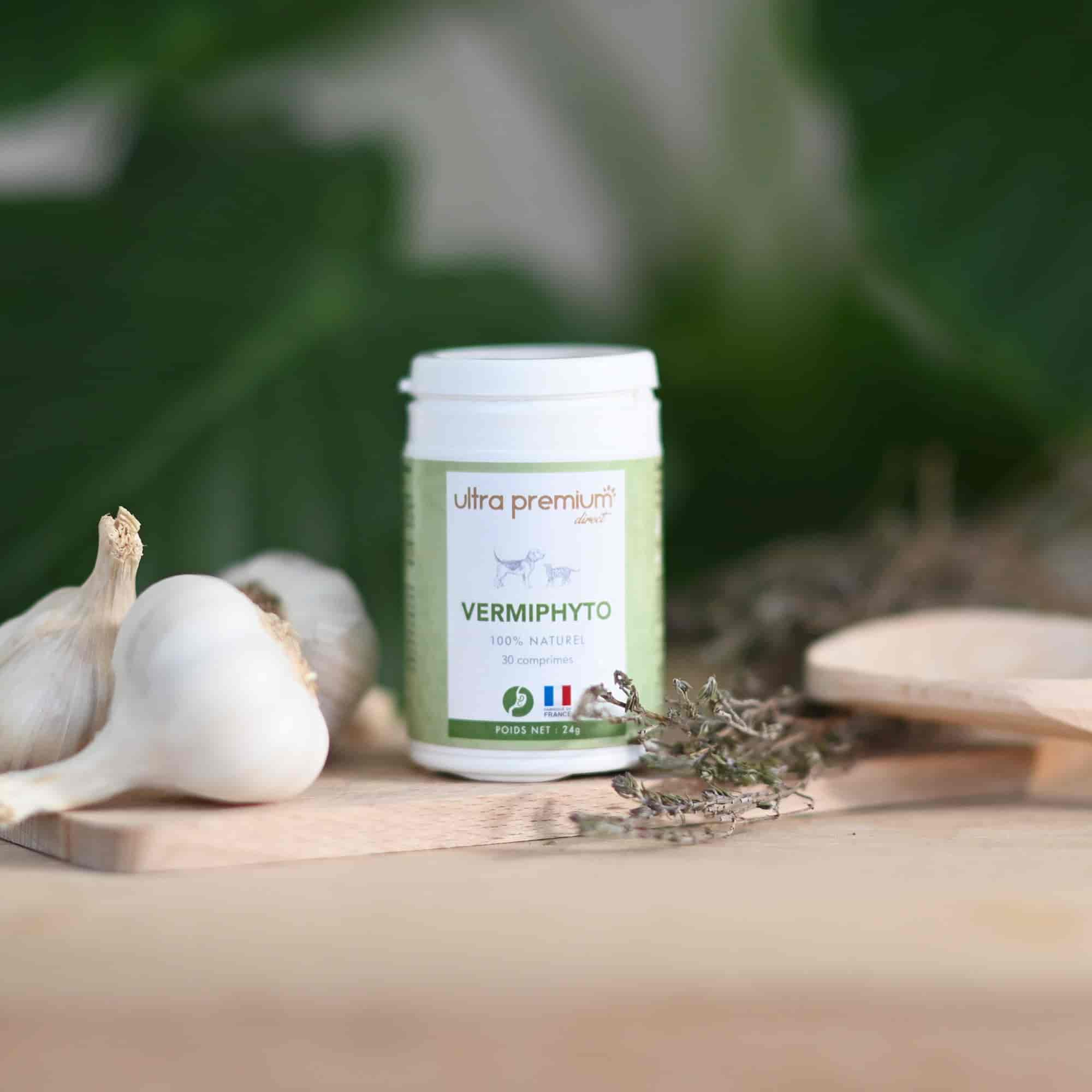 Aliment complémentaire Vermiphyto pour chien sur une planche de bois