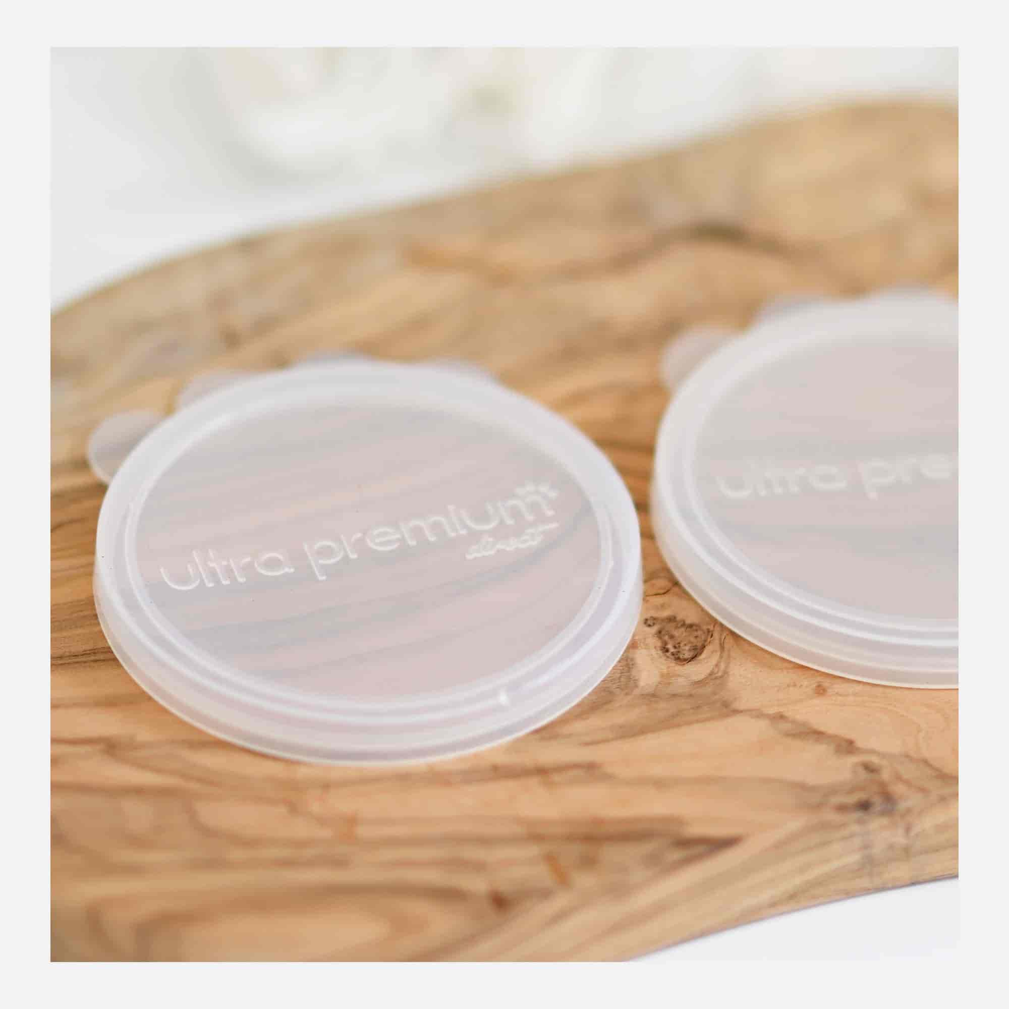 Couvercle pour boîte de pâtée posé sur une planche en bois