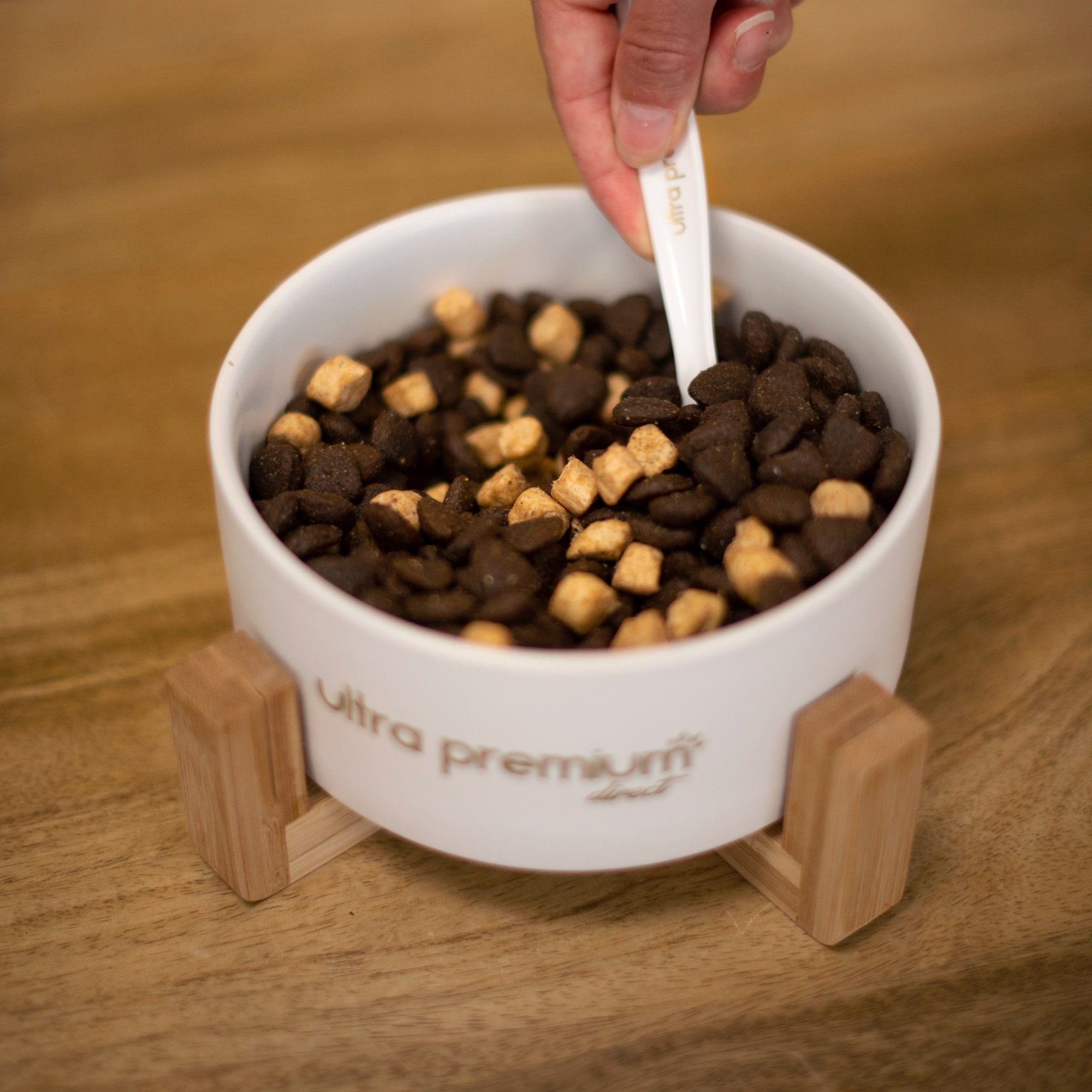 Gamelle de croquettes avec topper Freeze Dried de poulet cru séché à froid