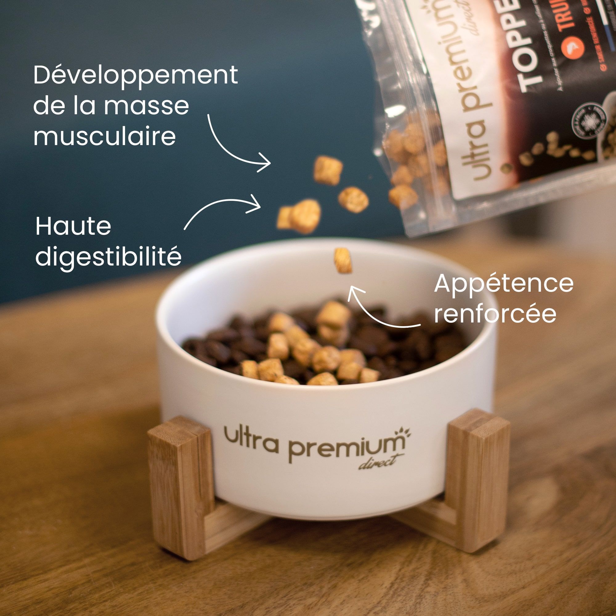 Topper Freeze Dried de truite crue séchée à froid versé dans une gamelle de croquettes, et mise en avant des bienfaits du topper