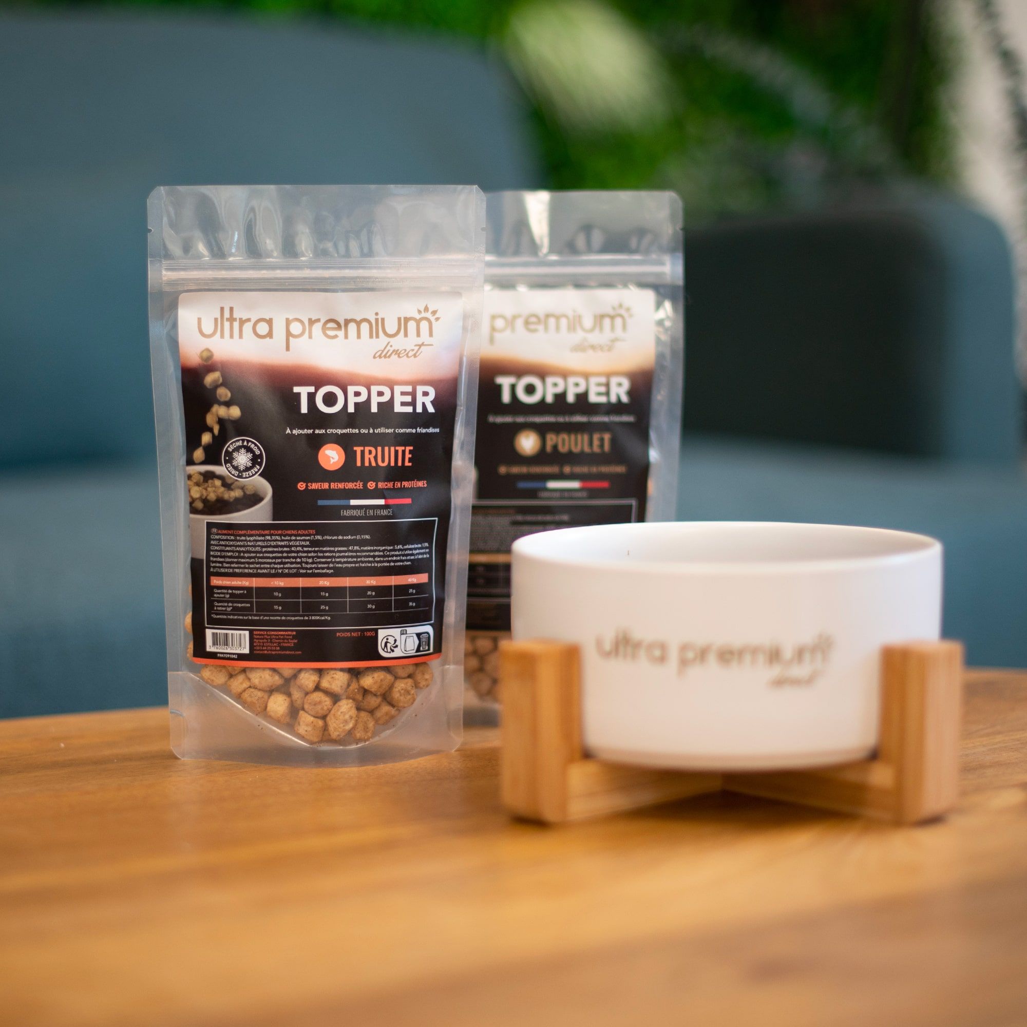 Gamelle de croquettes et sachets de topper Freeze Dried de truite crue séchée à froid