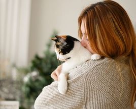 Maîtresse tenant son chat 