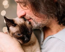 Maître embrassant son chat