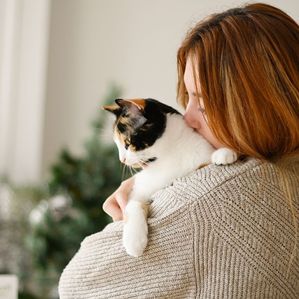 Maîtresse tenant son chat