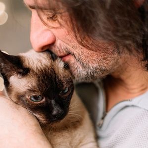 Maître embrassant son chat