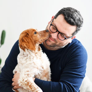 Maître se faisant lécher par son chien