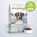 Gamelle remplie de croquettes peau et pelage pour chien adulte toutes tailles au saumon