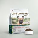 Croquettes nature au saumon frais pour chien adulte de petite taille en sac de 7 kg sur fond blanc