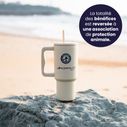 Mug réutilisable avec paille Mission protection Pays Basque sur un rocher avec une plage en fond 