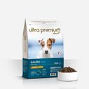 Croquettes Super Premium pour chien adulte de petite taille en sac de 12 kg sur fond bleu clair