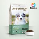 Croquettes sans céréales pour chiot digestion sensible de toutes tailles sur fond blanc