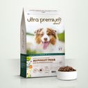 Croquettes sans céréales au poulet frais pour chien adulte de toutes tailles en sac de 12 kg sur fond blanc