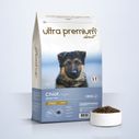 Kom met Super Premium brokken voor grote puppy's in close-up