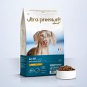 Super Premium Brokken voor actieve hond van alle groottes in een zak van 12 kg op lichtblauwe achtergrond