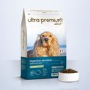 Super Premium Brokken voor volwassen hond met een gevoelige spijsvertering van alle groottes in een zak van 12 kg op een lichtblauwe achtergrond