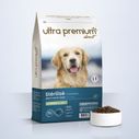 Lichte Super Premium- Brokken voor gesteriliseerd hond / honden met overgewicht van alle groottes in een zak van 12 kg op een lichtblauwe achtergrond