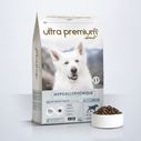 Brokken voor hypoallergene volwassen hond van alle groottes in een zak van 12 kg op een witte achtergrond