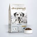 Brokken voor oudere volwassen hond van alle groottes in een zak van 12 kg op een witte achtergrond