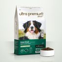 Graanvrije Brokken voor gesteriliseerd hond / honden met overgewicht van alle maten in een zak van 12 kg op witte achtergrond